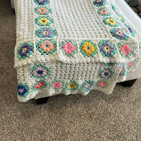 Vintage Hand Crocheted Granny Floral Cottagecore Boho Throw Blanket Afghan - Picture 11 of 11